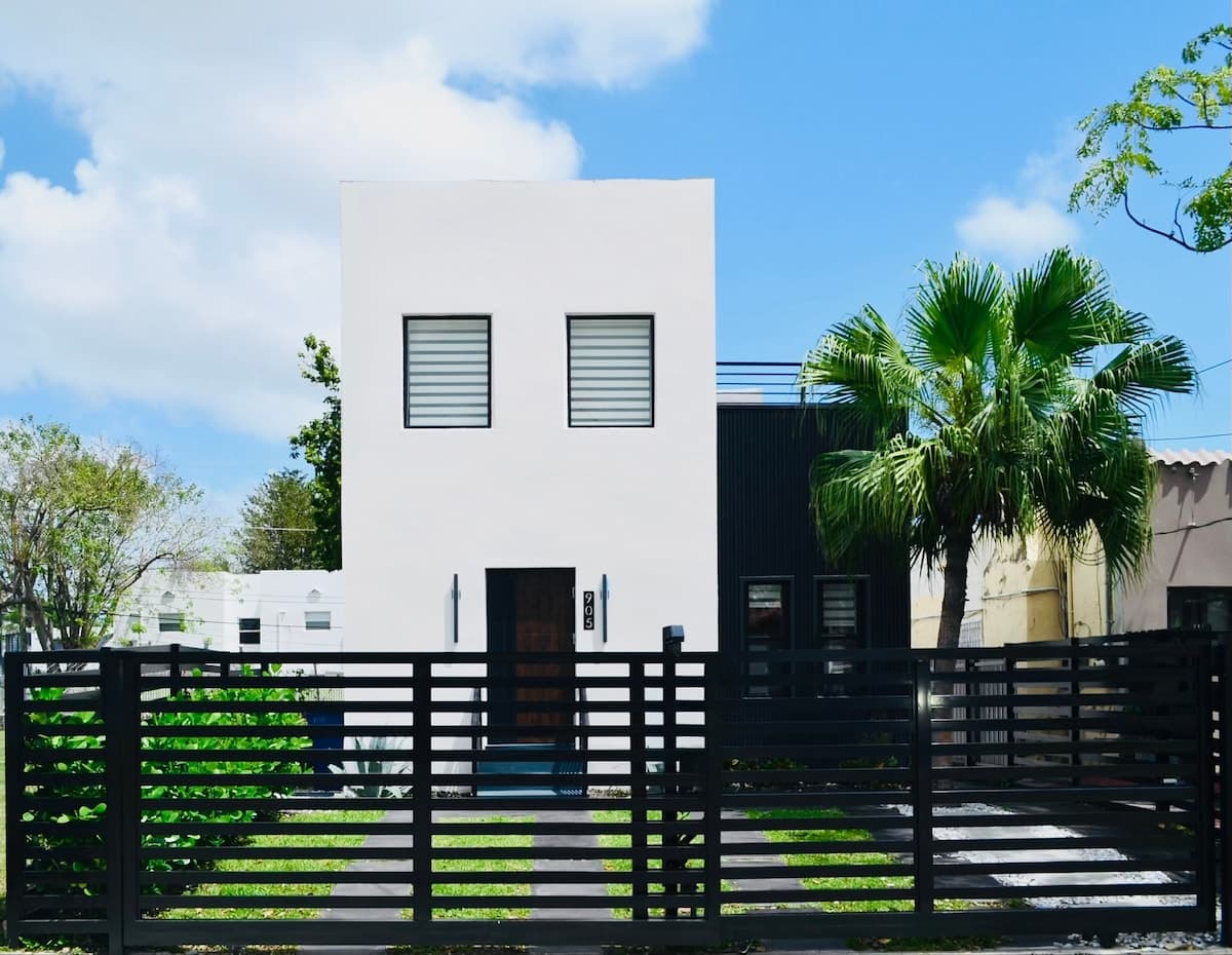 Spacious 3BR Near Brickell / Parking + Fast WiFi — interior photo 1, Miami vacation rental by Vantage Stays