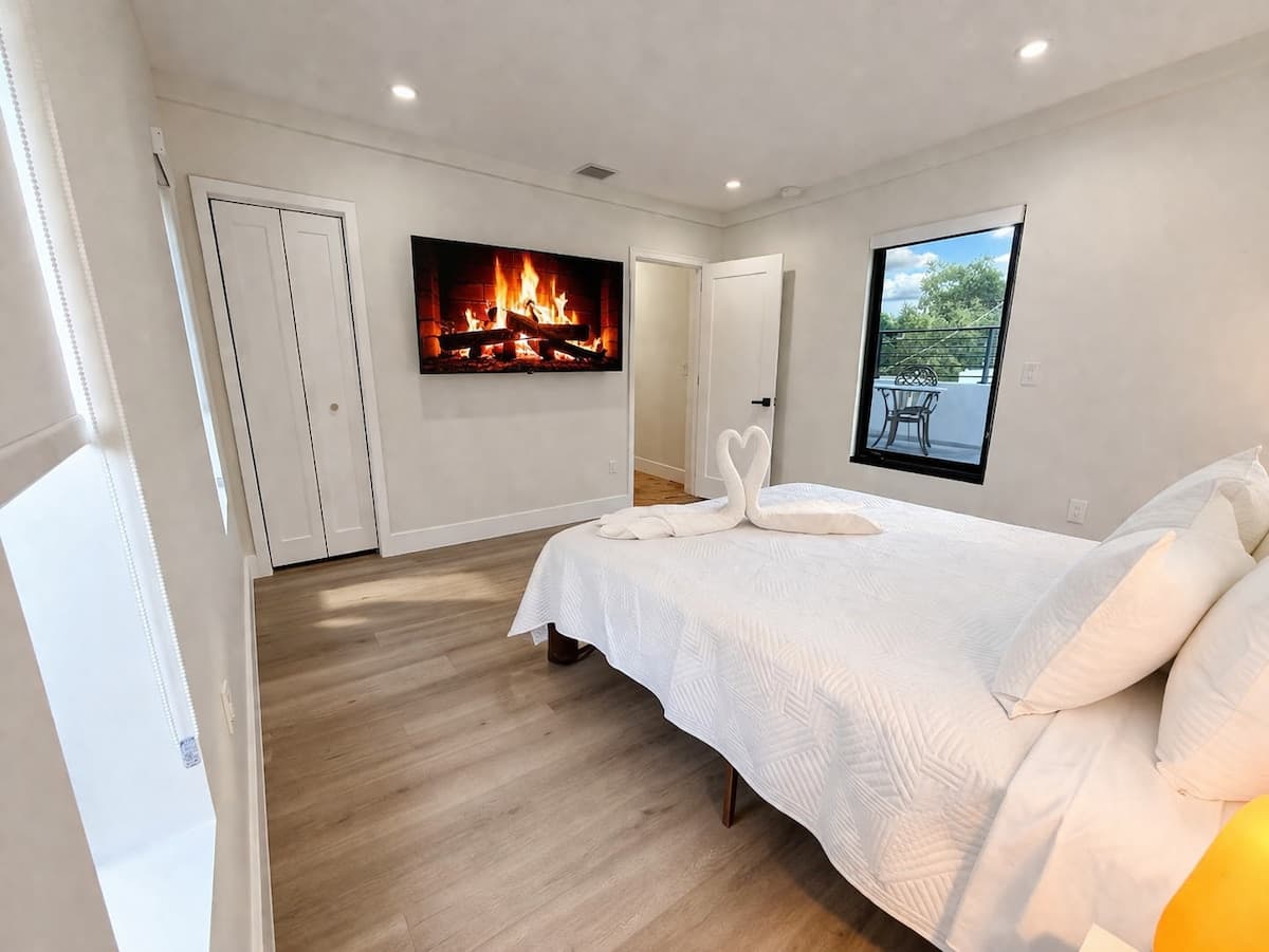 Spacious 3BR Near Brickell / Parking + Fast WiFi — interior photo 4, Miami vacation rental by Vantage Stays